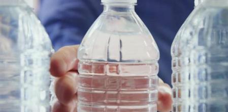 Ford convierte las botellas de plástico en alfombrillas de coche