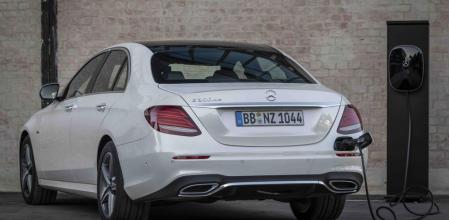 La toma de recarga se ubica en la parte trasera, en el parachoques, bajo el piloto derecho