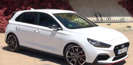 Ésta es la versión más radical de la gama i30 y también una de las mejores alternativas si buscas un GTI de manual