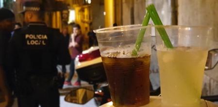 Agentes de la Policía Local durante una patrulla en el casco antiguo de Alicante