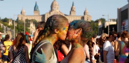 Dos chicas jóvenes se besan durante una jornada del Pride!, celebrada con motivo del Día Internacional Orgullo LGBTI+ en Barcelona 