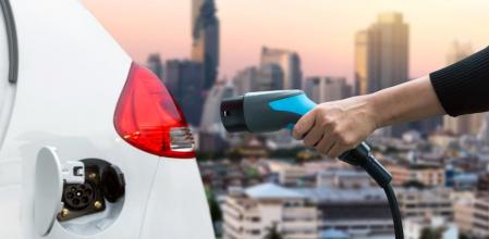 Una de las características de los coches eléctricos es que a baja velocidad son muy silenciosos