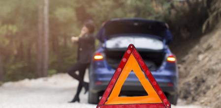 Los dispositivos portátiles de preseñalización de peligro, más conocidos como triángulos de emergencia, forman parte de los elementos que se deben llevar obligatoriamente en el coche