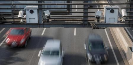 Los radares aplican un margen de error basado en la regla del 7 antes de multar