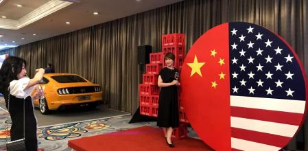 Dos mujeres frente a las banderas de China y EE.UU. en la celebración del 40 aniversario del establecimiento de relaciones diplomáticas, justo antes de la pandemia, en un hotel de Pekín&nbsp;