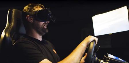 El experimentado piloto de “drift” Vaughn Gittin Jr. condujo a distancia una unidad modificada del Lincoln MKZ empleando equipamiento de realidad virtual.