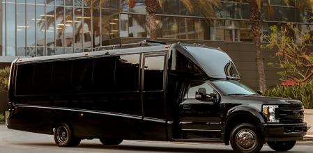 El Lexani G-77 Sky Master mide diez metros de largo y está basado en el chasis del Ford F-550.