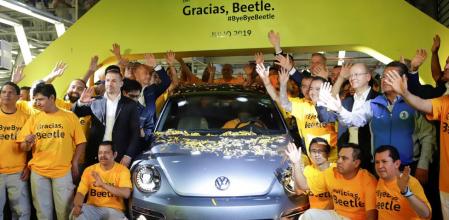 Directivos y empleados de la planta de Puebla (México) han despedido por todo lo alto la última unidad del Beetle ensamblada en sus instalaciones