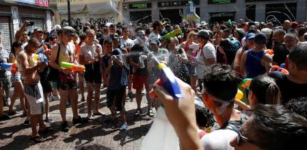 GRAF4267. MADRID, 14/07/2019.- Numerosas personas asisten a la celebración de la tradicional 'Batalla naval de Vallecas ', esta tarde en la Plaza Vieja de Vallecas, en Madrid. EFE/Kiko Huesca
