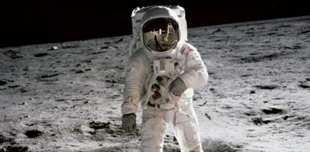 1969, Neil Armstrong se convierte en el primer hombre en pisar la Luna&nbsp;
