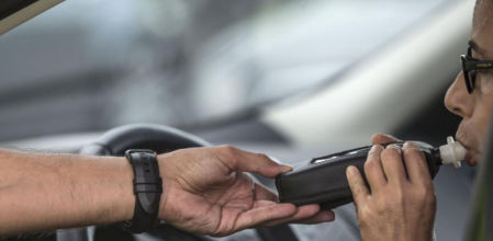 Debemos recordar que nos pueden parar y someternos a un control de alcoholemia en cualquier país