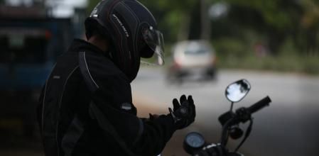 La DGT quiere aumentar la sanción a motoristas por no llevar casco y obligarles a usar guantes