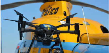 Imagen de un dron y de un helicóptero Pegasus que utiliza la DGT para controlar a los conductores 