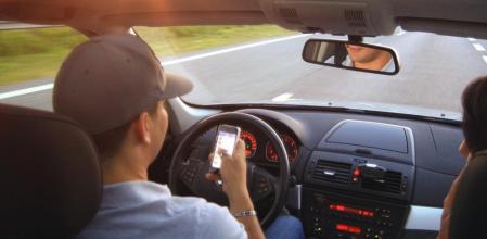 Manipular el móvil durante la conducción aumenta exponencialmente el riesgo de sufrir un accidente&nbsp;
