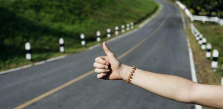 El autostop es una práctica que se consolidó después de la Segunda Guerra Mundial en EE.UU.