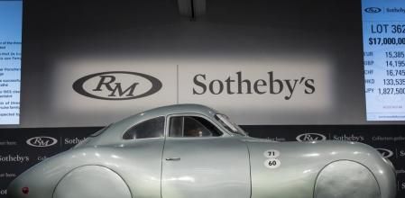 El modelo tipo 64 de 1939 ,una auténtica joya para los coleccionistas, se exhibe en un stand en la subasta RM Sotheby's en California. Fue diseñado y conducido por Ferdinand Porsche , destacado ingeniero austriaco .