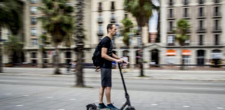 Imagen de archivo de Una persona montada en un patinete eléctrico, en el Passeig Colom, en Barcelona