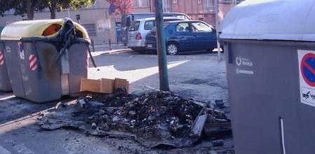 Foto de archivo de un contenedor quemado en Badalona