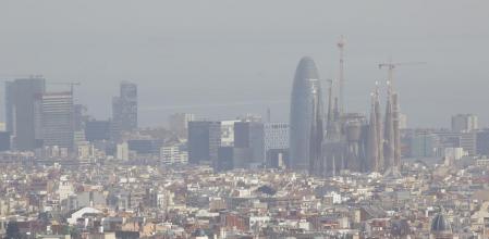 Barcelona restringe temporalmente la entrada a las zonas de bajas emisiones a todos los turismos que no lleven el distintivo ambiental de la DGT