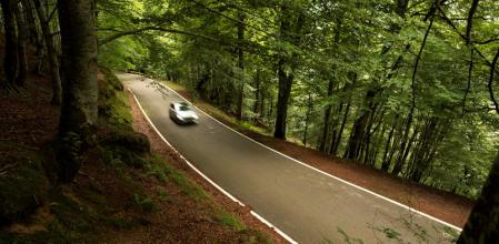 Seguro que alguna vez has oído que conducir en punto muerto no gasta ni una gota en combustible