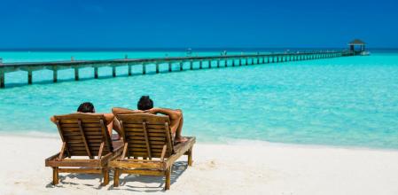 Una pareja descansa frente al mar en Mar en Maldivas