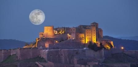 Imagen exterior del parador de Cardona de noche