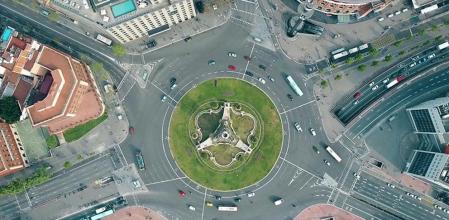 Son muchos los conductores que incumplen las reglas que rigen la circulación por las glorietas