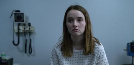 Kaitlyn Dever es Marie Adler, una víctima de violación a quien no creyeron en su momento.