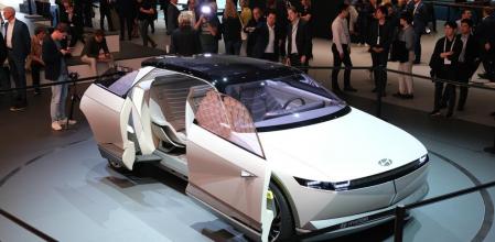 Las puertas laterales del lado del copiloto son correderas y se abren de manera opuesta para facilitar el acceso al habitáculo, que carece del pilar central