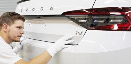 Un operario de la planta de Kvasiny revisa que la carrocería del Superb iV esté impecable antes de salir de la línea de producción