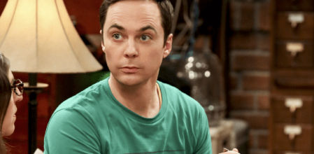 Jim Parsons es Sheldon Cooper.