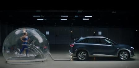 Hyundai Motor España ha estrenado una campaña de imagen junto a la deportista Mireia Belmonte en la que la campeona olímpica entrenará dentro de una burbuja conectada al tubo de escape de un Hyundai NEXO