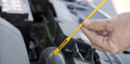 Recuerda que el nivel de aceite se debe comprobar con el motor en frío, y pasando un paño por la varilla antes de sumergirla