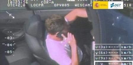 El 38,5% de las denuncias por distracción fueron por usar el móvil al volante