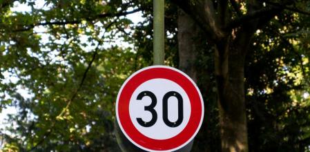 La DGT establecerá un límite genérico de 30 km/h en ciudad y en vías de un carril por sentido