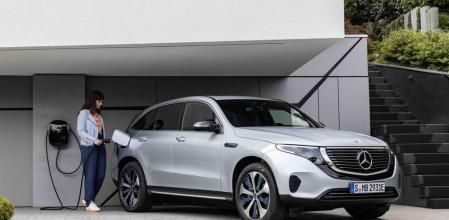 La batería del Mercedes-benz EQC se recarga en unos 40 minutos del 10% al 80% si se conecta a un cargador rápido de 110 kW y necesita 11 horas en un Wallbox