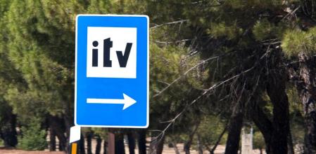 Los coches de más de cuatro años están obligados a pasar la Inspección Técnica de Vehículos (ITV) bienalmente; a partir de los diez años, deben superarla cada año.