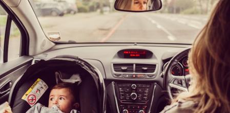 En España, un menor no puede viajar en el asiento delantero, salvo contadas excepciones
