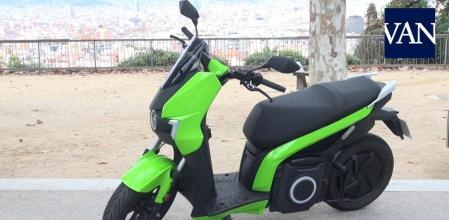 Hoy dejamos los coches para probar un scooter muy especial, uno que se puede conducir con el carnet B de coche, pero que poco tiene que ver con las motos convencionales.
