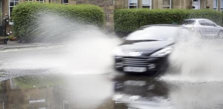 El aquaplaning es una situación de riesgo en la conducción