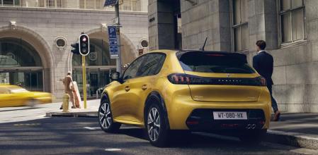 El Park Assist del Peugeot 208 maneja de forma automática la dirección en maniobras de estacionamiento