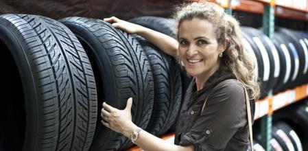 Cuando cambiamos los neumáticos no podemos montar cualquiera; debemos seguir las especificaciones de la ficha técnica del vehículo