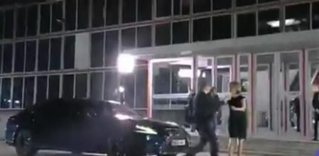 Albert Rivera saluda a la presentadora María Casado a su llegada al debate de los cinco principales candidatos a las elecciones generales