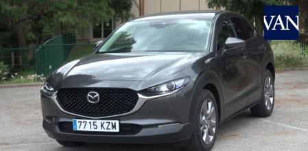 Con una longitud de 4,4 metros de largo, estamos ante un Crossover a medio camino de compacto y medio, es decir se sitúan entre el MazdaCX-3 y el Mazda CX-5, aunque en este caso no tiene una apariencia tan voluminosa como la de estos dos modelos