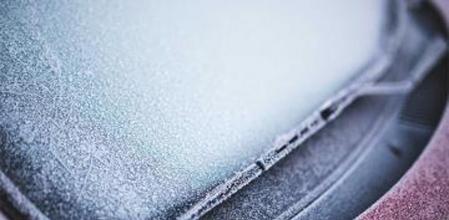 Ir con prisas al trabajo no es compatible durante los meses de frío, y menos si aparcas tu vehículo en la intemperie