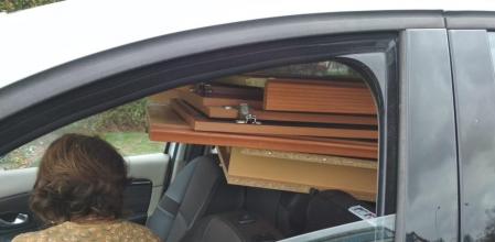 Una conductora es interceptada transportando muebles en un turismo