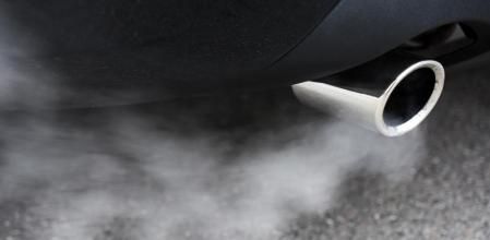 Humo expulsado por el tubo de escape de un coche