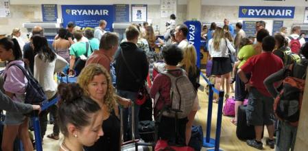 Los pasajeros de Ryanair pueden sufrir retrasos o cancelaciones este puente del 15 de agosto por la huelga convocada por el personal de tierra de Azul Handling 