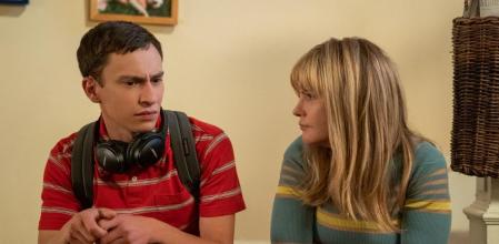 Es la temporada de Elsa (Jennifer Jason Leigh).