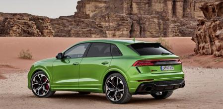 El RS Q8 monta una segunda fila de tres asientos individuales con reglaje longitudinal, cuyos respaldos abatidos aumentan el volumen del maletero hasta los 1.755 litros